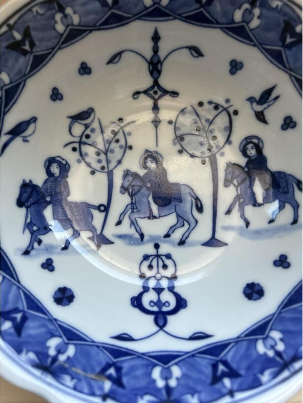 Chinese Blue and White Porcelain Bowl with Horse Riders Motif 7 1/2 inches. - Picture 2 of 5